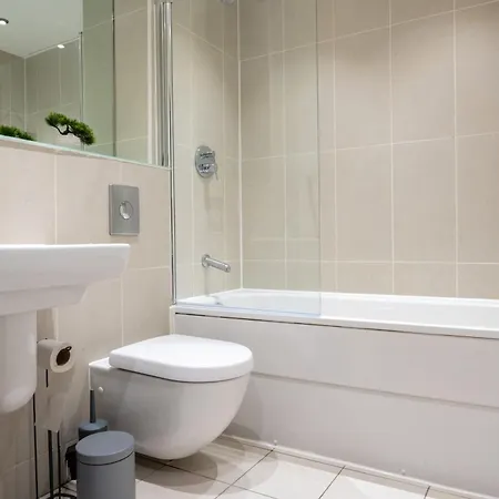 Апартаменти - On The River - Sleeps 10 -