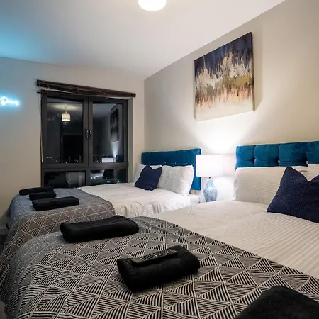 - On The River - Sleeps 10 - * Leeds (West Yorkshire)