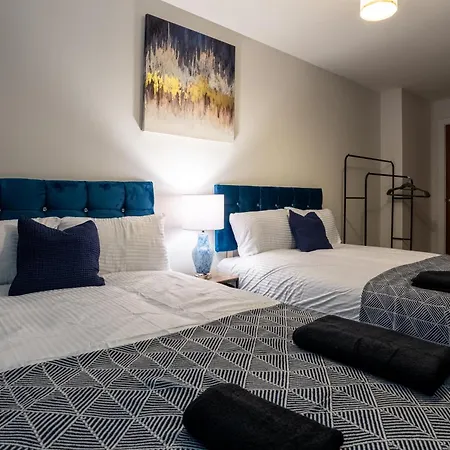 - On The River - Sleeps 10 - * Leeds (West Yorkshire)