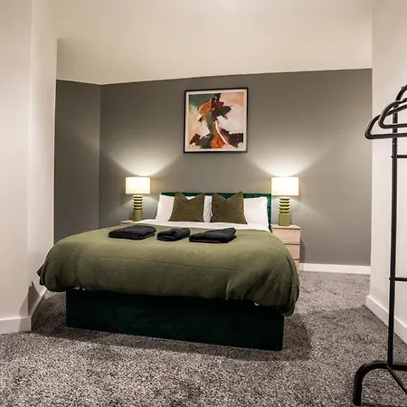 - On The River - Sleeps 10 - Leeds (West Yorkshire)