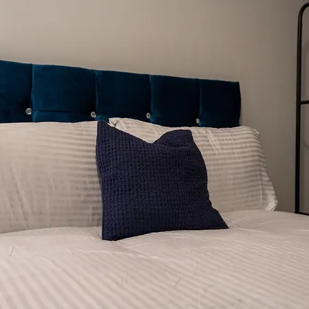 דירה - On The River - Sleeps 10 - *