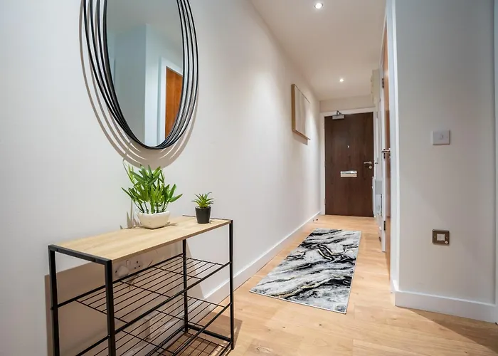 Апартаменти - On The River - Sleeps 10 - *