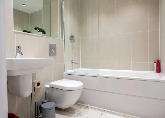 Апартаменти - On The River - Sleeps 10 -