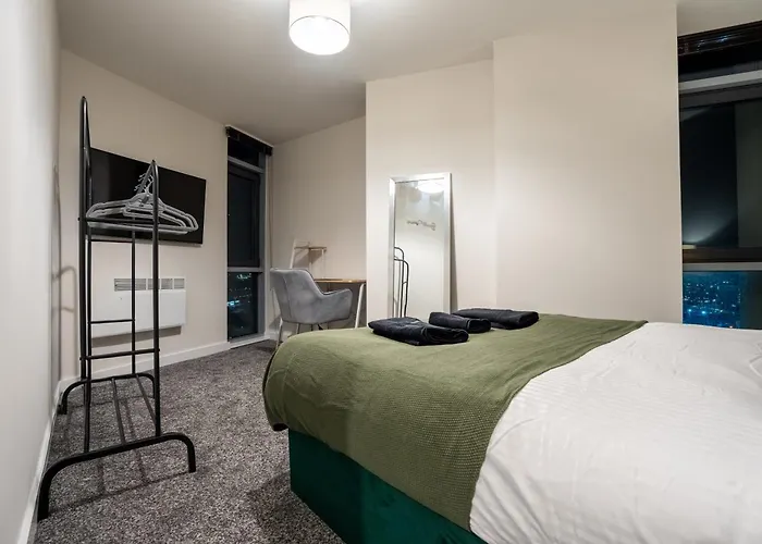 Апартаменти - On The River - Sleeps 10 - *