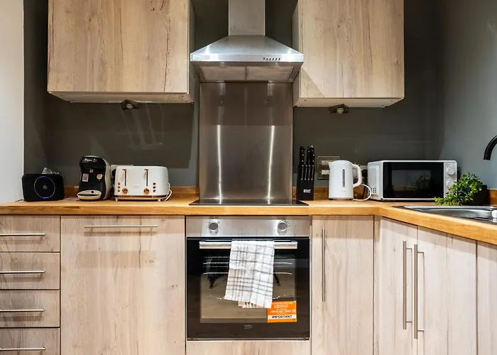 - On The River - Sleeps 10 - * Leeds (West Yorkshire)