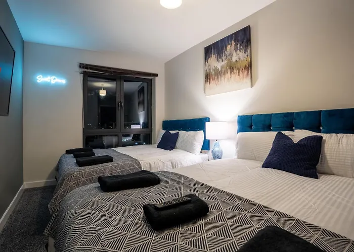 - On The River - Sleeps 10 - * Leeds (West Yorkshire)