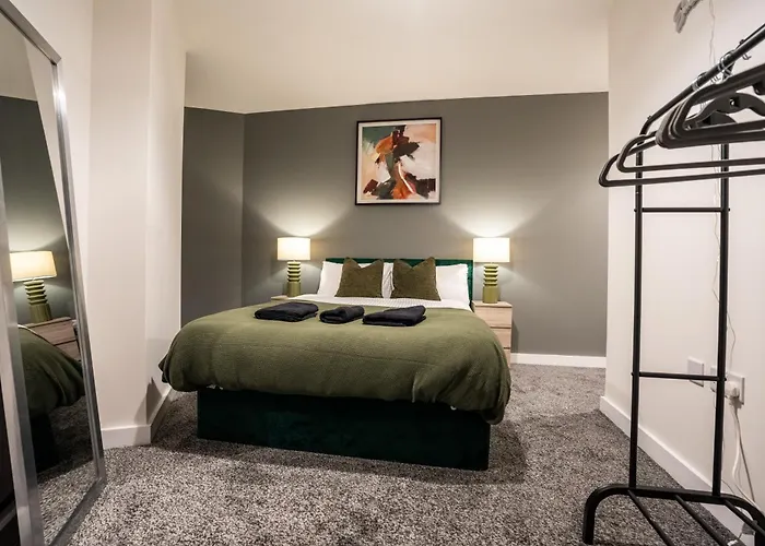 - On The River - Sleeps 10 - Leeds (West Yorkshire)