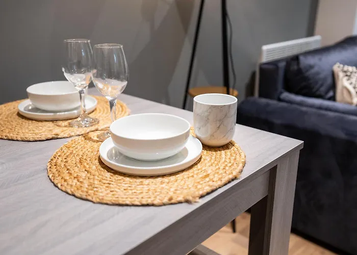 - On The River - Sleeps 10 - Апартаменти