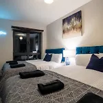 - On The River - Sleeps 10 - * Leeds (West Yorkshire)