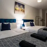 - On The River - Sleeps 10 - * Leeds (West Yorkshire)